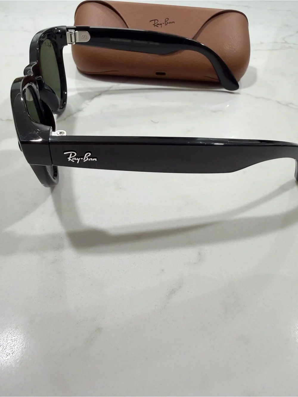 Ray-Ban meta Black Frame Green Lens Polarized Round Sunglasses with Tan Case